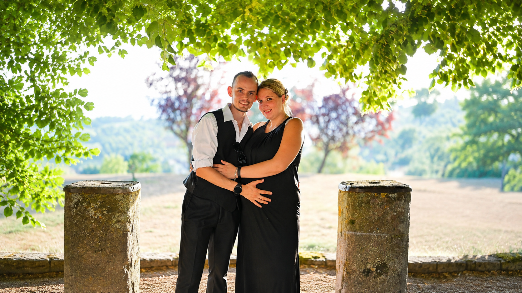 Gladys et Cyril sous les arbres